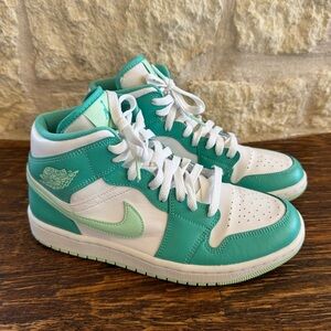 Women’s Air Jordan 1 Mid shoes - excellent condition! - Size 8